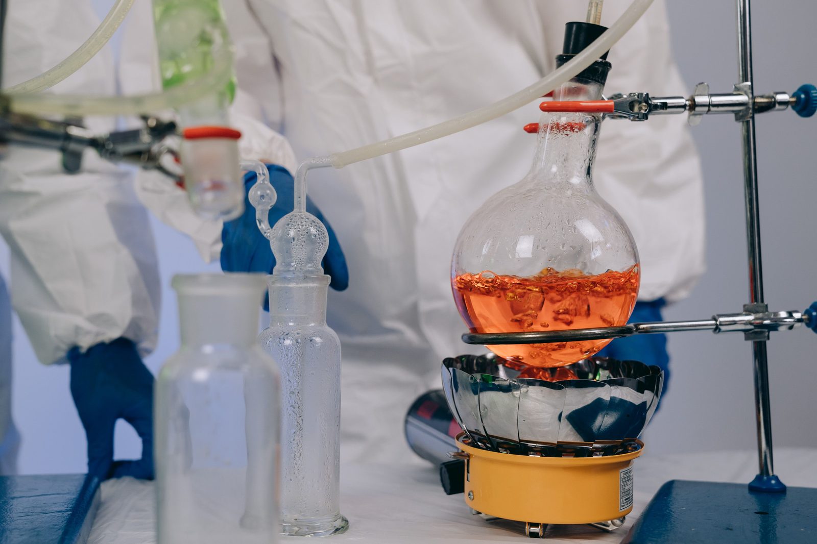 Small-batch synthesis under reflux in the laboratory